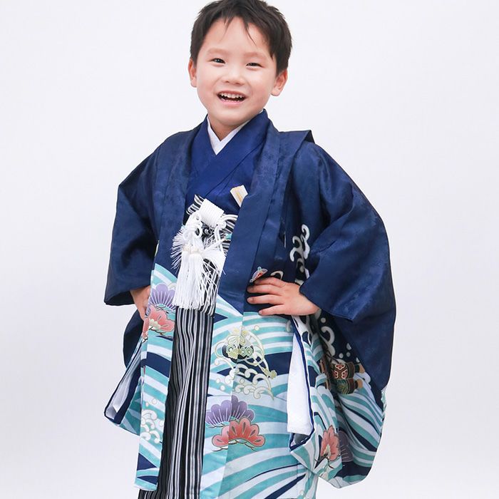 子供着物 男の子用 子供きもの 四つ身 5つ紋 黒色ｘ青色 正絹 フォーマル 鷹に波文様 子供着物 男児 七五三 祝着 身丈115cm 【キモノオフ野々市若松店】 七五三 着物 男の子 5歳 羽織袴セット「黒 鷹に松」フルセット 5歳向け